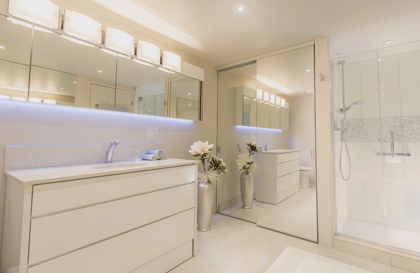 "MODERNE ZEN" Salle de bain sur mesure, lumière calme et apaisante, harmonie dans les tons de couleurs.
